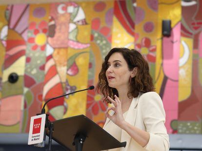 La presidenta de la Comunidad de Madrid, Isabel Díaz Ayuso, interviene en una visita al colegio bilingüe San Agustín Los Negrales de Guadarrama, el viernes.