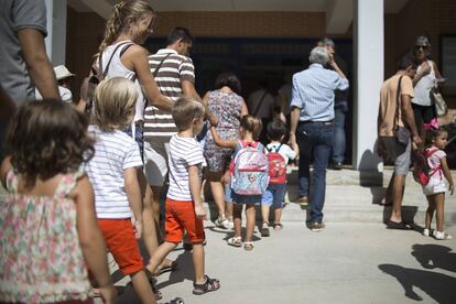Alumnos de un colegio de Jacarandá, en Sevilla, durante el primer día del curso escolar.