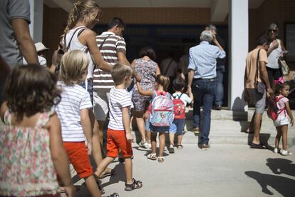 Alumnos de un colegio de Jacarand&aacute;, en Sevilla, durante el primer d&iacute;a del curso escolar.