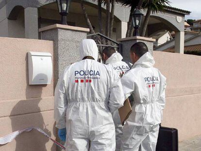 Los Mossos d'Esquadra frente a la vivienda.
 