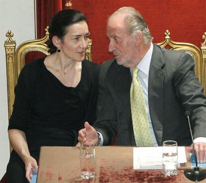 Ángeles González-Sinde y el Rey, en la Real Academia de la Historia.