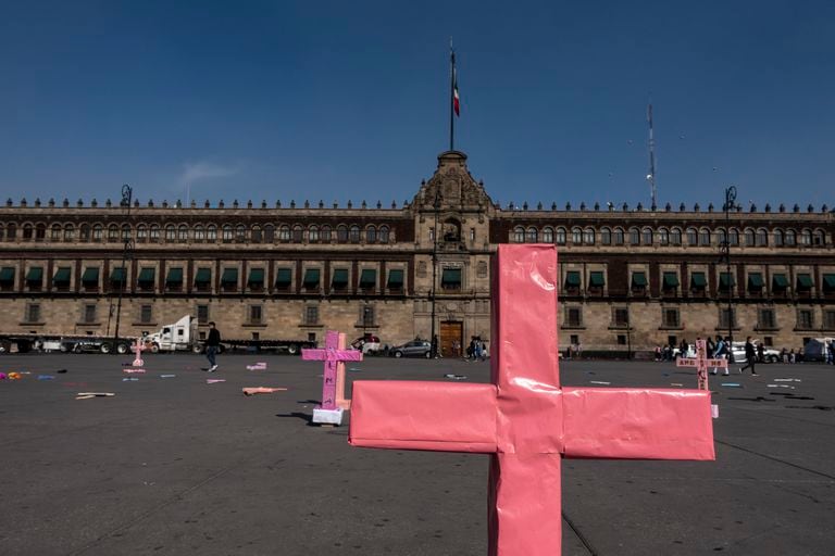 Cruces rosas, en el Zócalo de Ciudad de México durante las protestas del domingo.