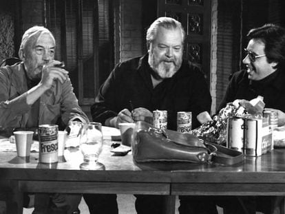 De izquierda a derecha, John Huston, Orson Welles y Peter Bogdanovich en el rodaje de 'El otro lado del viento'.