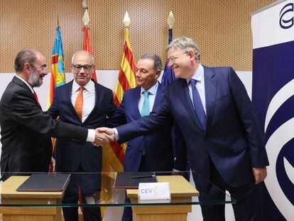 Javier Lambán (izquierda) y Ximo Puig, presidente de la Generalitat Valenciana, se dan la mano en presencia de Miguel Marzo (izquierda), presidente de CEOE Aragón y Salvador Navarro, presidente de CEV.