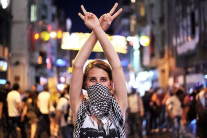 Una manifestante en la plaza de Taksim de Estambul, el 22 de junio.