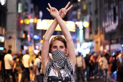 Una manifestante en la plaza de Taksim de Estambul, el 22 de junio. 