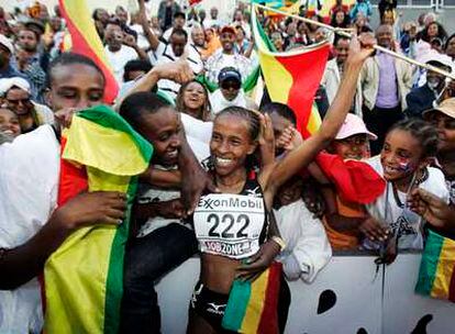 La etíope Meseret Defar celebra su récord del mundo de los 5.000 metros.
