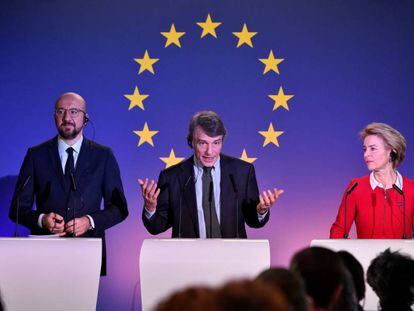 Desde la izquierda, el presidente del Consejo Europeo, Charles Michel; el del Parlamento, David Sassoli, y la presidenta de la Comisión, Ursula von der Leyen, este viernes en Bruselas.