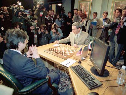 Kaspárov, con blancas, poco antes del comienzo de la primera partida del duelo de 1997 en Nueva York frente a Deep Blue; a la izquierda, Feng-Hsiung Hsu, uno de los programadores.