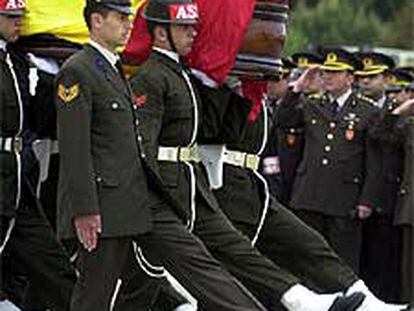 Embarque de los féretros con los militares españoles en el aeropuerto de Trabzon el 28 de mayo de 2003.
