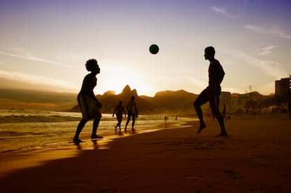 Ipanema (Río de Janeiro, Brasil). Además de ser la más conocida de Río por la famosa canción de bossa nova de Vinícius de Moraes y Antonio Carlos Jobim, es una de las playas favoritas de los surfistas por el tamaño de sus olas, característica que no impide que sea una de las más seguras de Río de Janeiro. Está situada en el barrio de Ipanema, que también alberga numerosos restaurantes, tiendas, galerías de arte y alojamientos de lujo.