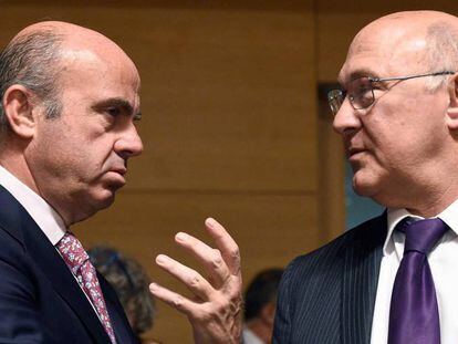 Luis de Guindos, ministro de Econom&amp;iacute;a espa&amp;ntilde;ol, con su hom&amp;oacute;logo franc&amp;eacute;s, Michel Sapin.