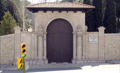 La puerta de acceso al palacio de Marivent.