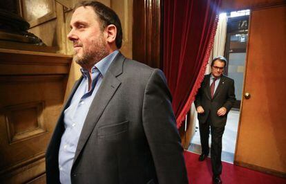 Junqueras, a l'hemicicle del Parlament català, seguit de Mas.