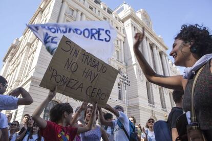 Trabajadores despedidos del Centro Cultural Kirchner protestan este jueves en la puerta de ese establecimiento.