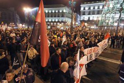 Cabecera de la manifestación que los trabajadores de Metro y EMT han llevado a cabo hoy por las calles de Madrid, para protestar por los recortes salariales.
