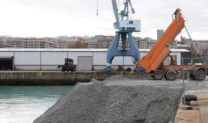 Uno de los rellenos llevados a cabo en el puerto de Vigo, en diciembre de 2009.