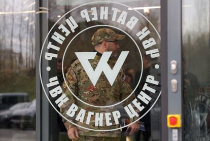 Un hombre en uniforme de camuflaje salía el 4 de noviembre del Centro Wagner, en San Petersburgo. 
