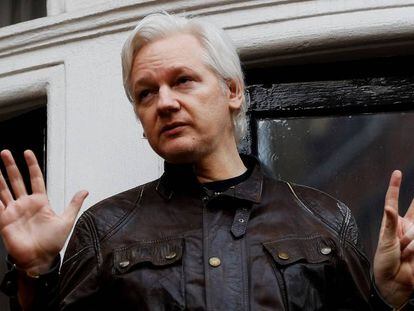 Assange, en un balcón de la Embajada de Ecuador en Londres, en 2017.
