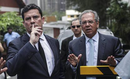 El juez Sergio Moro (izquierda), antes de reunirse con Bolsonaro este jueves.