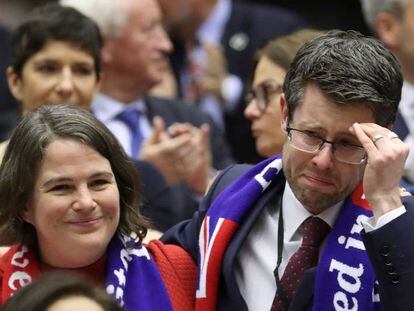 Europarlamentarios británicos se despiden llorando de la Cámara de la UE, el 29 de enero.