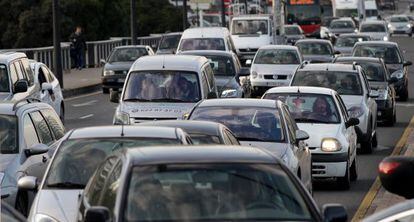 Tr&aacute;fico de coches en la entrada de la ciudad de Valencia.