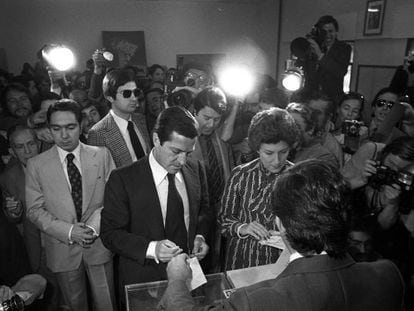 Adolfo Suárez, amb la seva dona, Amparo Illana, vota el 15 de juny del 1977.