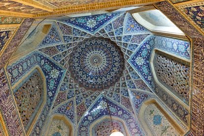 Bóveda en el mausoleo de Shah Cheragh, en Shiraz, al sur del país.