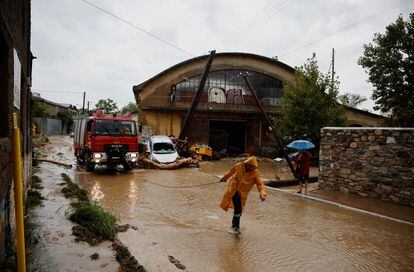 Un bombero trabaja en las labores de asistencia este miércoles en Volos, una de las localidades más afectadas por la tormenta Daniel. 