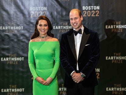 El príncipe Guillermo de Inglaterra y Kate Middleton posan a su llegada a la ceremonia de los premios Earthshot 2022 en la Biblioteca y Museo Presidencial John F. Kennedy en Boston, el 2 de diciembre de 2022.