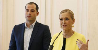 Cristina Cifuentes e Ingancio Aguado en la Asamblea de Madrid.