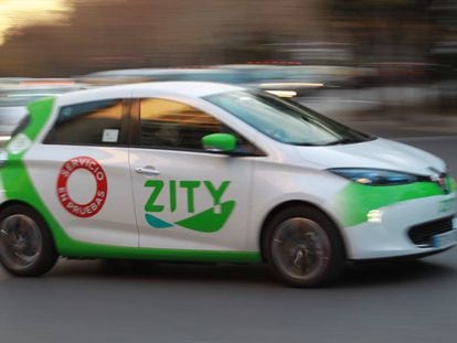 Un vehículo eléctrico compartido de la empresa Zity en Madrid.