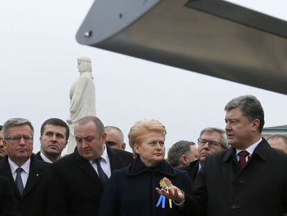 Dalia Grybauskaite junto al presidente ucranio Petr&oacute; Poroshenko, en la marcha del pasado domingo en Kiev.