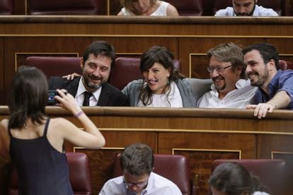 Los diputados de Unidos Podemos, Rafa Mayoral, Yolanda Díaz, Xavier Doménech y Alberto Garzón (i a d), fotografiados por la también diputada del grupo Irene Montero