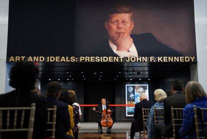 El violonchelista Yo-Yo Ma toca el pasado 8 de septiembre en la inauguración de la exposición permanente 'Art and Ideals: President John F. Kennedy', con la que el Kennedy Center celebra el medio siglo de su inauguración.