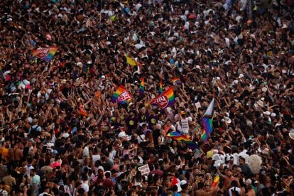 El Orgullo ha congregado al menos 600.000 asistentes, en la imagen, centenares de personas aglomeradas en una vista alzada de la manifestación.