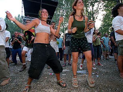 Diversión y baile durante el festival de <b><i>reggae</b></i> U-Zona, que se celebra este año del 8 al 10 de agosto en Torelló (Barcelona).