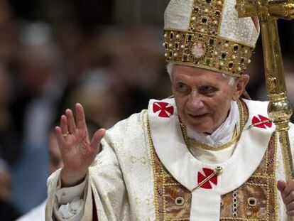 Benedicto XVI bendiciendo a los fieles, a comienzos de febrero. 