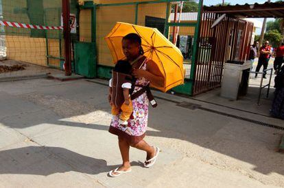 Una subsahariana residente en el CETI de Melilla sale a pasear con su bebe.