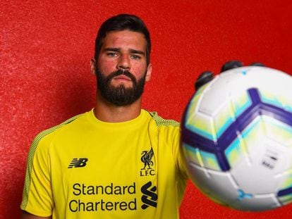 Alisson posa con la camiseta del Liverpool