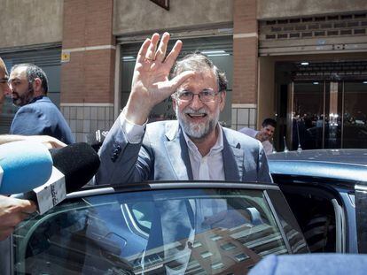 El expresidente Mariano Rajoy, a la salida del registro de la propiedad de Santa Pola, donde ahora trabaja.
