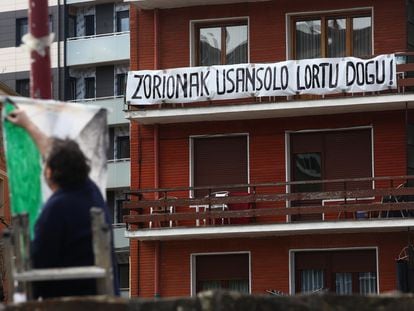 Vista de la pancarta instalada en el balcón de Marisa González., en Usansolo, este jueves.