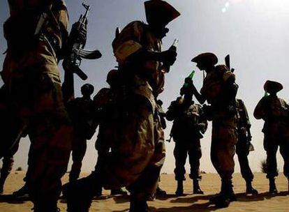 Soldados de Malí entrenados por las Fuerzas Especiales de Estados Unidos, durante un descanso en unas maniobras cerca de Tombuctú.