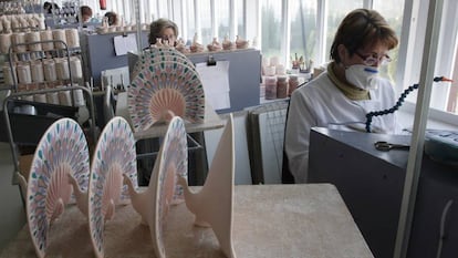 Trabajadoras de la fábrica de Sargadelos en Sada (A Coruña).