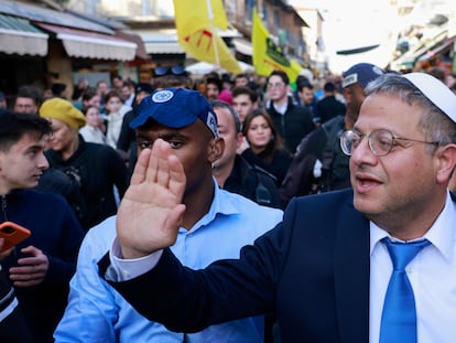 El ministro israelí Itamar Ben Gvir, en una visita a un mercado de Jerusalén, el pasado 30 de diciembre.