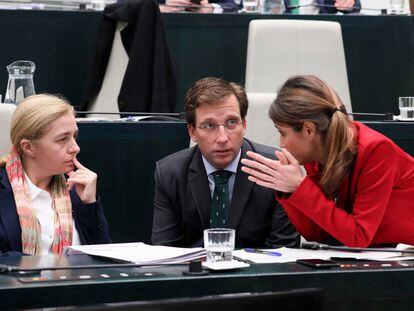 El alcalde de Madrid, José Luis Martínez Almeida, entre Inmaculada Sanz y Andrea Levy durante el Pleno del Ayuntamiento.
