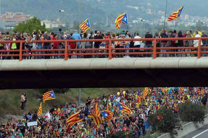 Numerosos manifestantes pro independencia ocupan uno de los accesos a Barcelona.