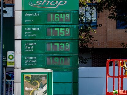 Monolito de precios de una gasolinera, este jueves en Madrid.