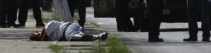 El cadáver de un hombre, tras ser asesinado de un tiro en la cabeza en Ciudad Juárez (México).