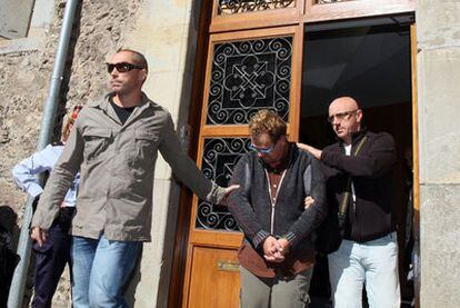 Joan Vila sale detenido de la residencia La Caritat d'Olot.